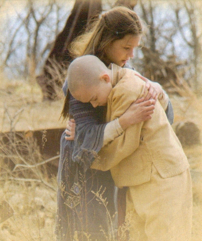 File:Film - Katara consoles Aang.png